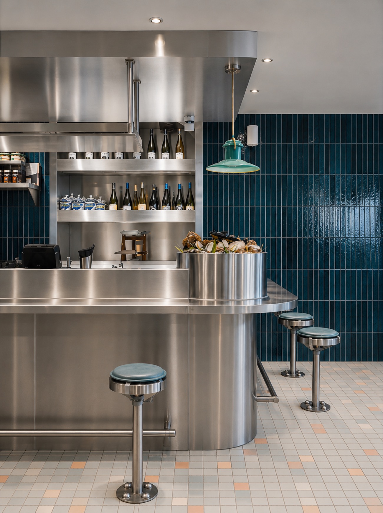 Barra escultórica en acero inoxidable curvado del restaurante EL TIBUR, fabricada por W Chaput Studio.