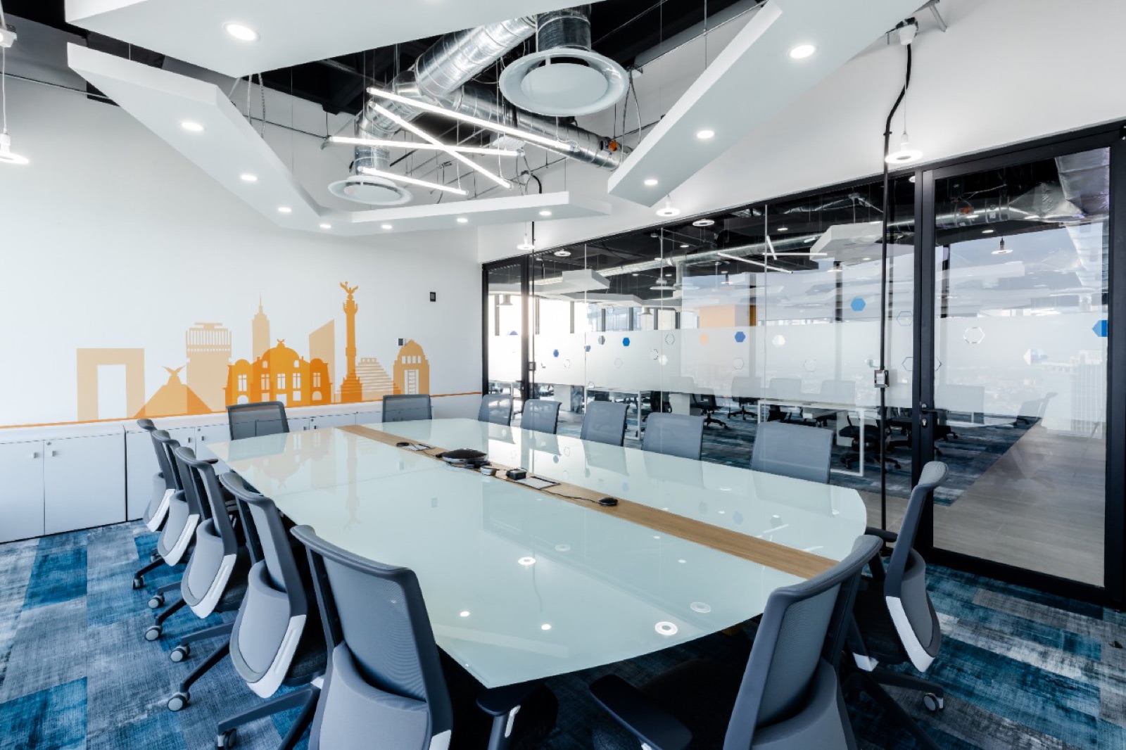 Sala de juntas de las oficinas corporativas de Vivo con mesa y muro de marca.